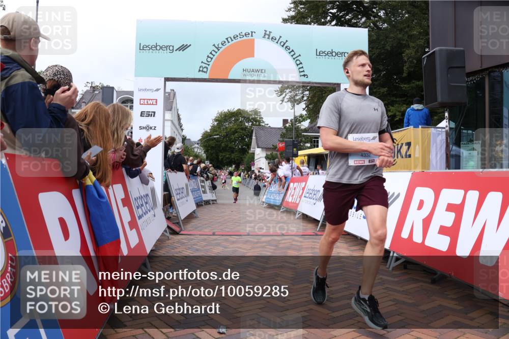 30.08.2026 - Blankeneser Heldenlauf Lena Gebhardt http://msf.ph/oto/10059285 30.08.2026 12:25:35 Ziel 4332, 4333, 4338 meine-sportfotos.de