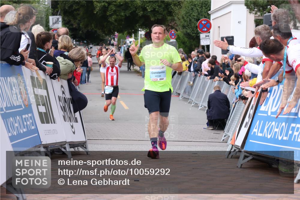 30.08.2026 - Blankeneser Heldenlauf Lena Gebhardt http://msf.ph/oto/10059292 30.08.2026 12:25:36 Ziel 4332, 4333, 4338 meine-sportfotos.de