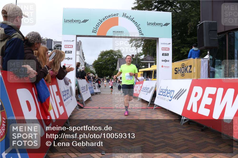 30.08.2026 - Blankeneser Heldenlauf Lena Gebhardt http://msf.ph/oto/10059313 30.08.2026 12:25:40 Ziel 4332, 4333, 4338 meine-sportfotos.de