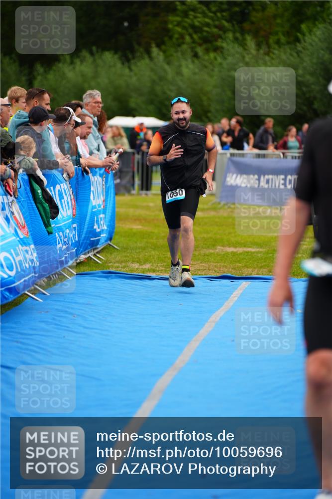 30.08.2026 - Elbe Triathlon Hamburg LAZAROV Photography http://msf.ph/oto/10059696 30.08.2026 11:37:06 Ziel 879, 1050, 1307 meine-sportfotos.de