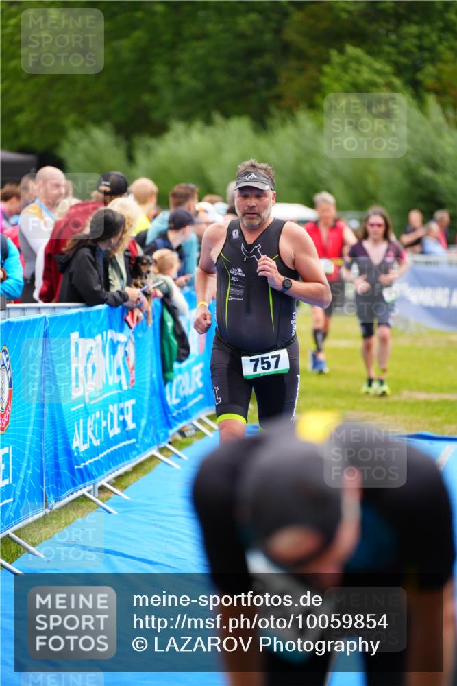 30.08.2026 - Elbe Triathlon Hamburg LAZAROV Photography http://msf.ph/oto/10059854 30.08.2026 11:37:51 Ziel 696, 726, 757, 1374 meine-sportfotos.de