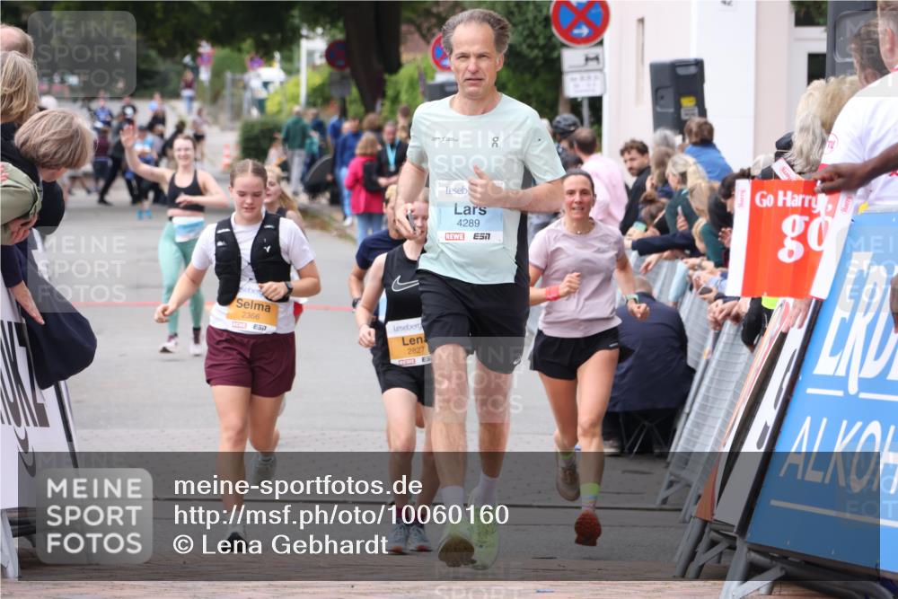 30.08.2026 - Blankeneser Heldenlauf Lena Gebhardt http://msf.ph/oto/10060160 30.08.2026 12:28:00 Ziel 2398, 4195, 4289 meine-sportfotos.de