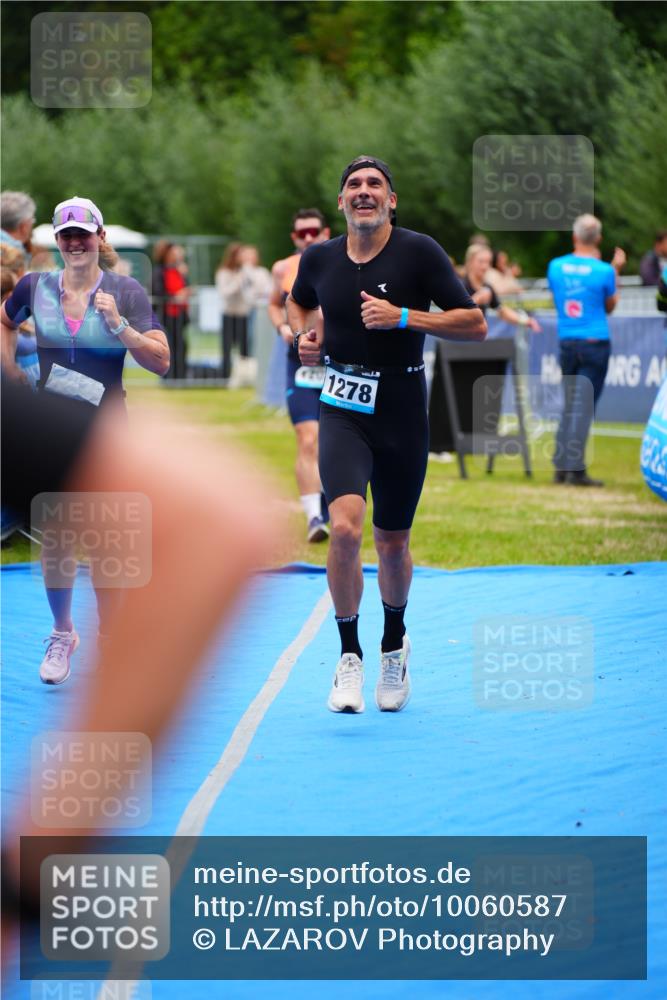 30.08.2026 - Elbe Triathlon Hamburg LAZAROV Photography http://msf.ph/oto/10060587 30.08.2026 11:41:23 Ziel 806, 1202, 1278 meine-sportfotos.de
