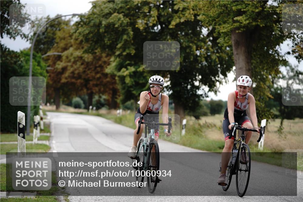 30.08.2026 - Elbe Triathlon Hamburg Michael Burmester http://msf.ph/oto/10060934 30.08.2026 12:32:11 Radfahren 1757, 1758 meine-sportfotos.de