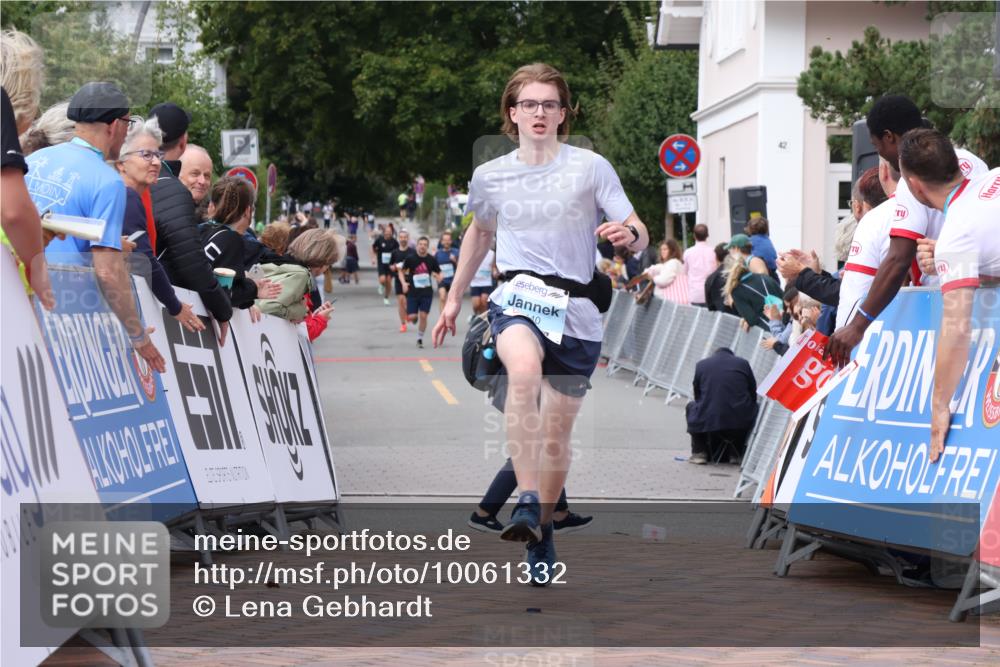 30.08.2026 - Blankeneser Heldenlauf Lena Gebhardt http://msf.ph/oto/10061332 30.08.2026 12:31:10 Ziel 4013, 4159, 4440 meine-sportfotos.de