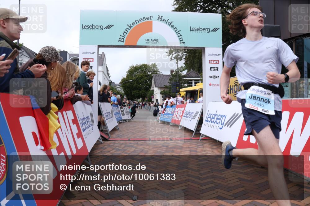 30.08.2026 - Blankeneser Heldenlauf Lena Gebhardt http://msf.ph/oto/10061383 30.08.2026 12:31:13 Ziel 4013, 4159, 4440 meine-sportfotos.de