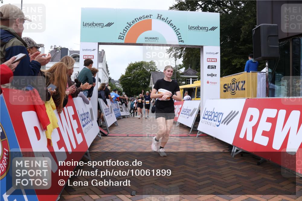 30.08.2026 - Blankeneser Heldenlauf Lena Gebhardt http://msf.ph/oto/10061899 30.08.2026 12:32:33 Ziel 2540, 2820, 2821 meine-sportfotos.de