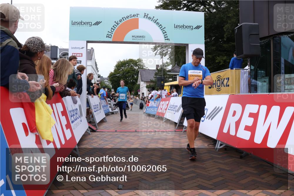 30.08.2026 - Blankeneser Heldenlauf Lena Gebhardt http://msf.ph/oto/10062065 30.08.2026 12:33:05 Ziel 2584, 4012, 4131, 4472 meine-sportfotos.de