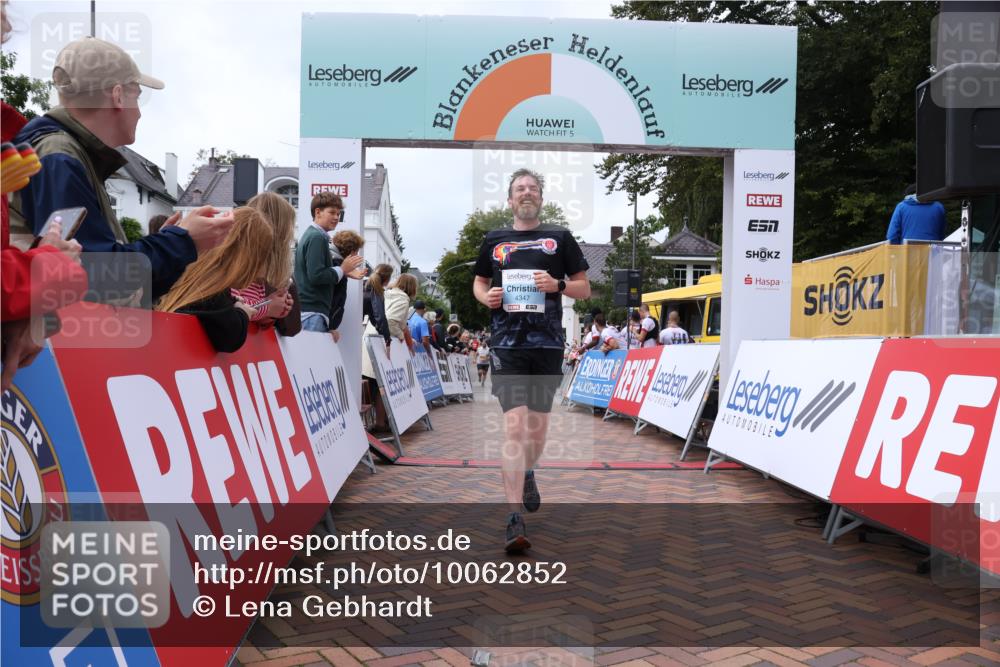 30.08.2026 - Blankeneser Heldenlauf Lena Gebhardt http://msf.ph/oto/10062852 30.08.2026 12:34:36 Ziel 2928, 4347, 4449 meine-sportfotos.de