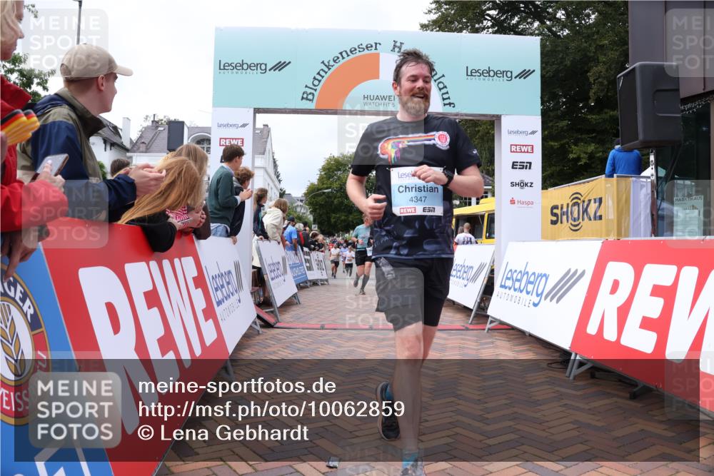 30.08.2026 - Blankeneser Heldenlauf Lena Gebhardt http://msf.ph/oto/10062859 30.08.2026 12:34:36 Ziel 2928, 4347, 4449 meine-sportfotos.de