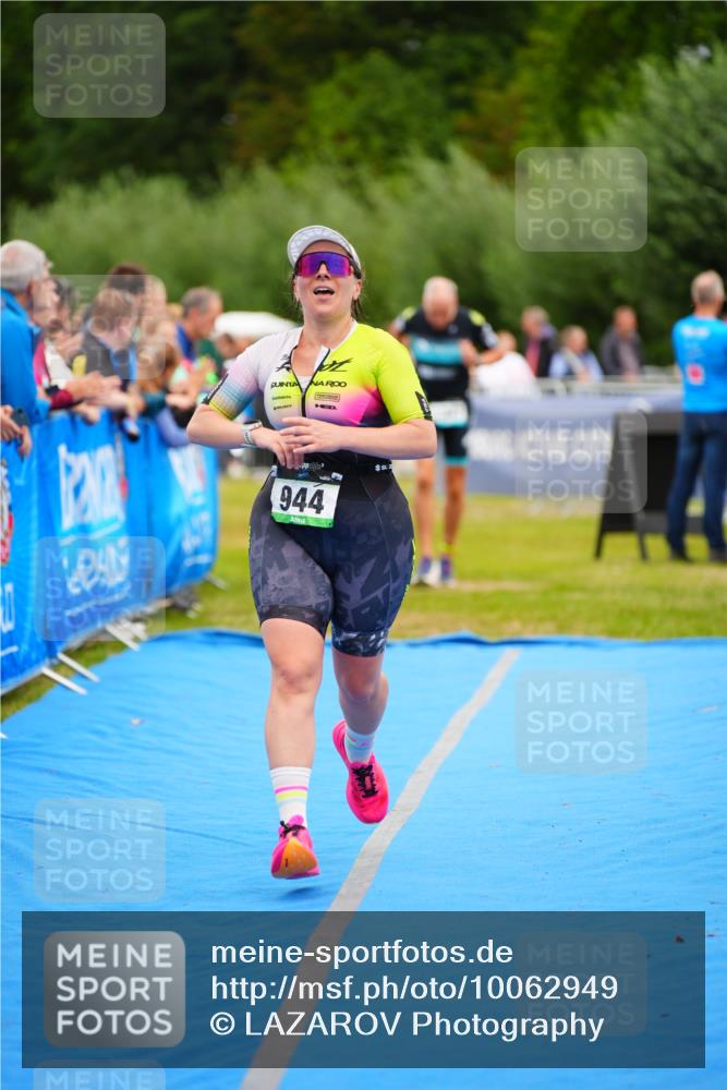 30.08.2026 - Elbe Triathlon Hamburg LAZAROV Photography http://msf.ph/oto/10062949 30.08.2026 11:51:22 Ziel 944, 1288, 1347 meine-sportfotos.de