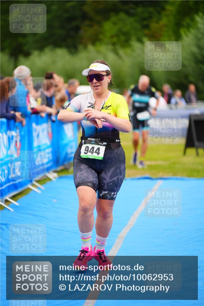30.08.2026 - Elbe Triathlon Hamburg LAZAROV Photography http://msf.ph/oto/10062953 30.08.2026 11:51:23 Ziel 944, 1288, 1347 meine-sportfotos.de