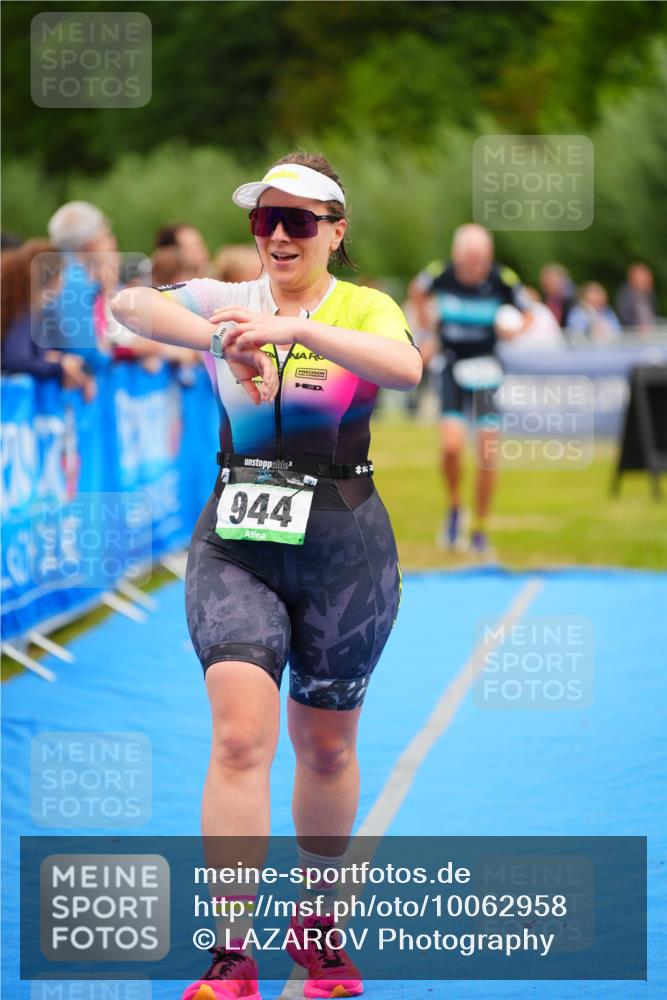 30.08.2026 - Elbe Triathlon Hamburg LAZAROV Photography http://msf.ph/oto/10062958 30.08.2026 11:51:23 Ziel 944, 1288, 1347 meine-sportfotos.de