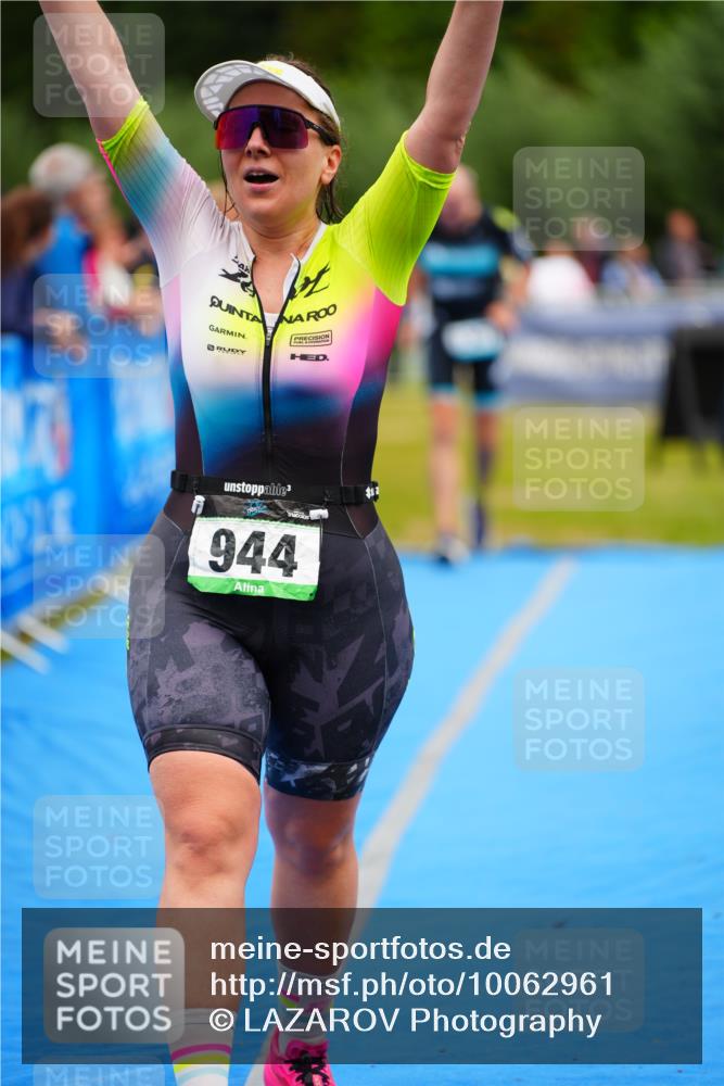 30.08.2026 - Elbe Triathlon Hamburg LAZAROV Photography http://msf.ph/oto/10062961 30.08.2026 11:51:24 Ziel 944, 1288, 1347 meine-sportfotos.de