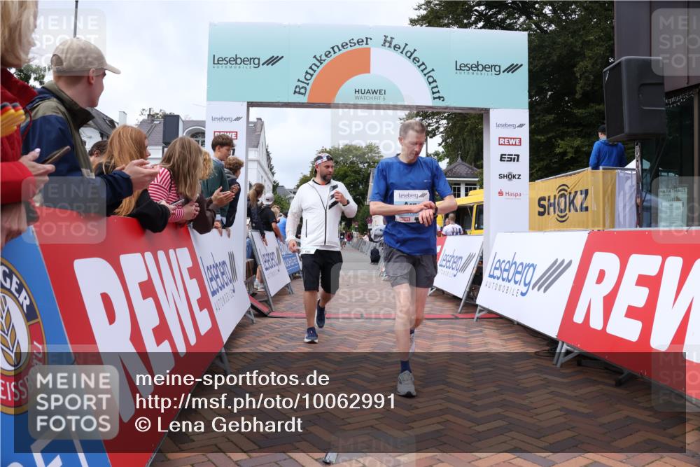 30.08.2026 - Blankeneser Heldenlauf Lena Gebhardt http://msf.ph/oto/10062991 30.08.2026 12:35:01 Ziel 4095, 4187, 4191 meine-sportfotos.de