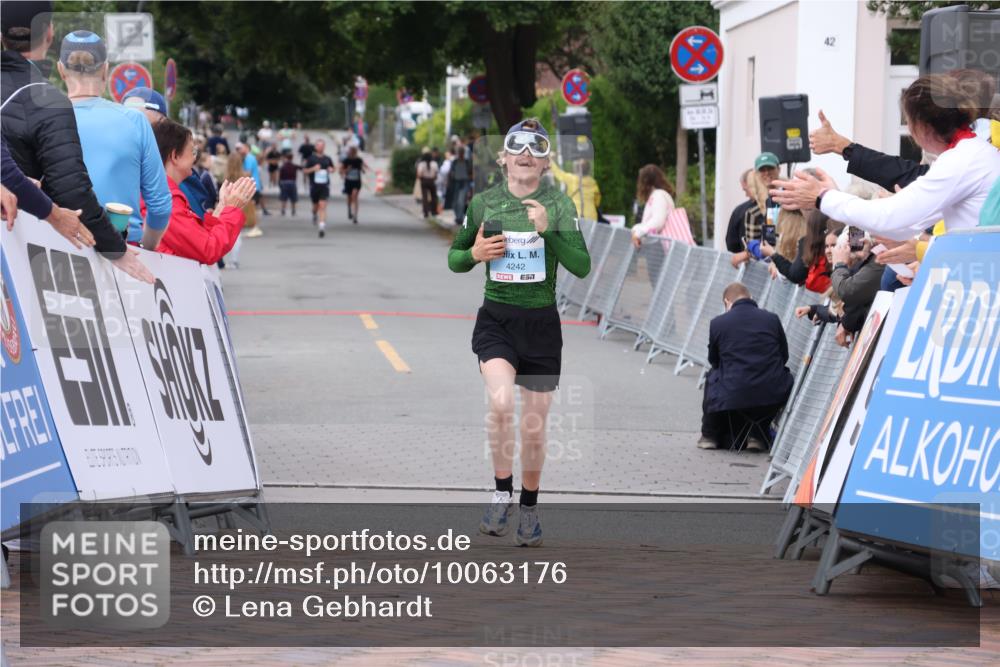 30.08.2026 - Blankeneser Heldenlauf Lena Gebhardt http://msf.ph/oto/10063176 30.08.2026 12:36:27 Ziel 4242 meine-sportfotos.de