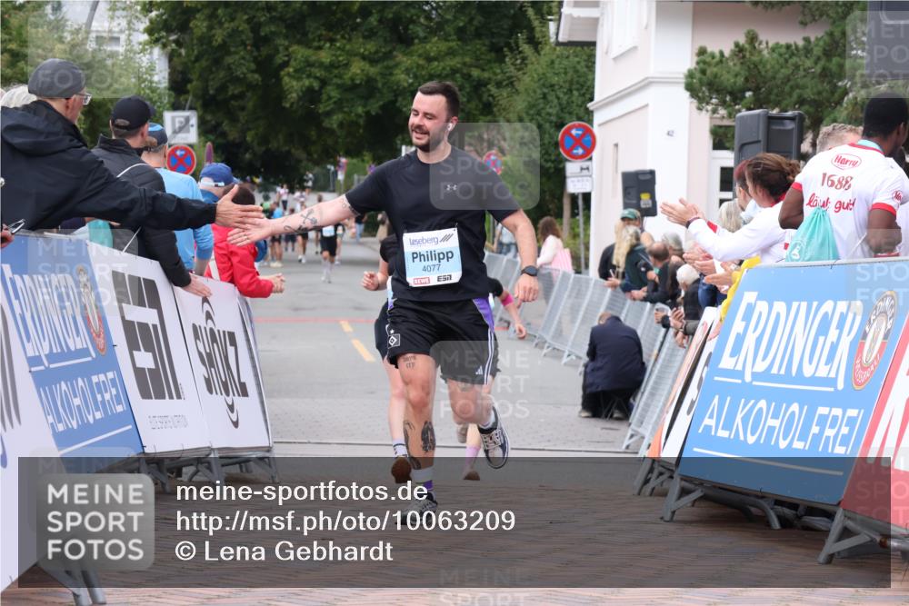 30.08.2026 - Blankeneser Heldenlauf Lena Gebhardt http://msf.ph/oto/10063209 30.08.2026 12:36:48 Ziel 4077, 4153, 4227 meine-sportfotos.de