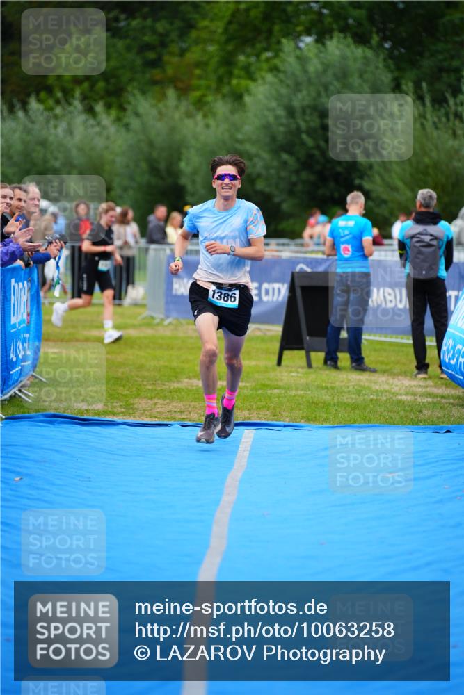 30.08.2026 - Elbe Triathlon Hamburg LAZAROV Photography http://msf.ph/oto/10063258 30.08.2026 11:54:11 Ziel 1386 meine-sportfotos.de