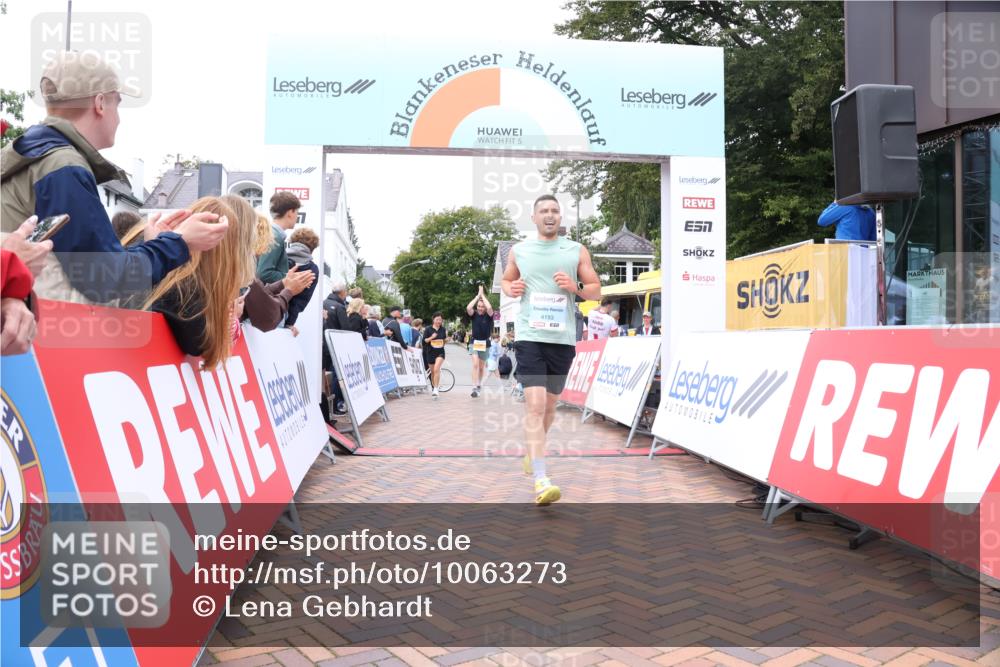 30.08.2026 - Blankeneser Heldenlauf Lena Gebhardt http://msf.ph/oto/10063273 30.08.2026 12:37:18 Ziel 2108, 2109, 4193 meine-sportfotos.de