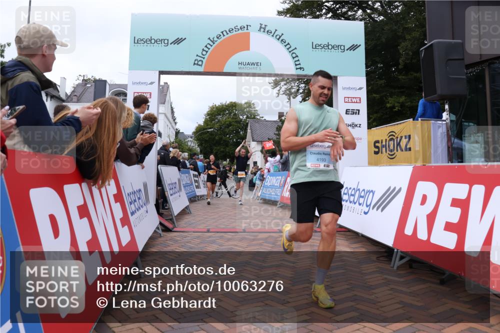 30.08.2026 - Blankeneser Heldenlauf Lena Gebhardt http://msf.ph/oto/10063276 30.08.2026 12:37:18 Ziel 2108, 2109, 4193 meine-sportfotos.de