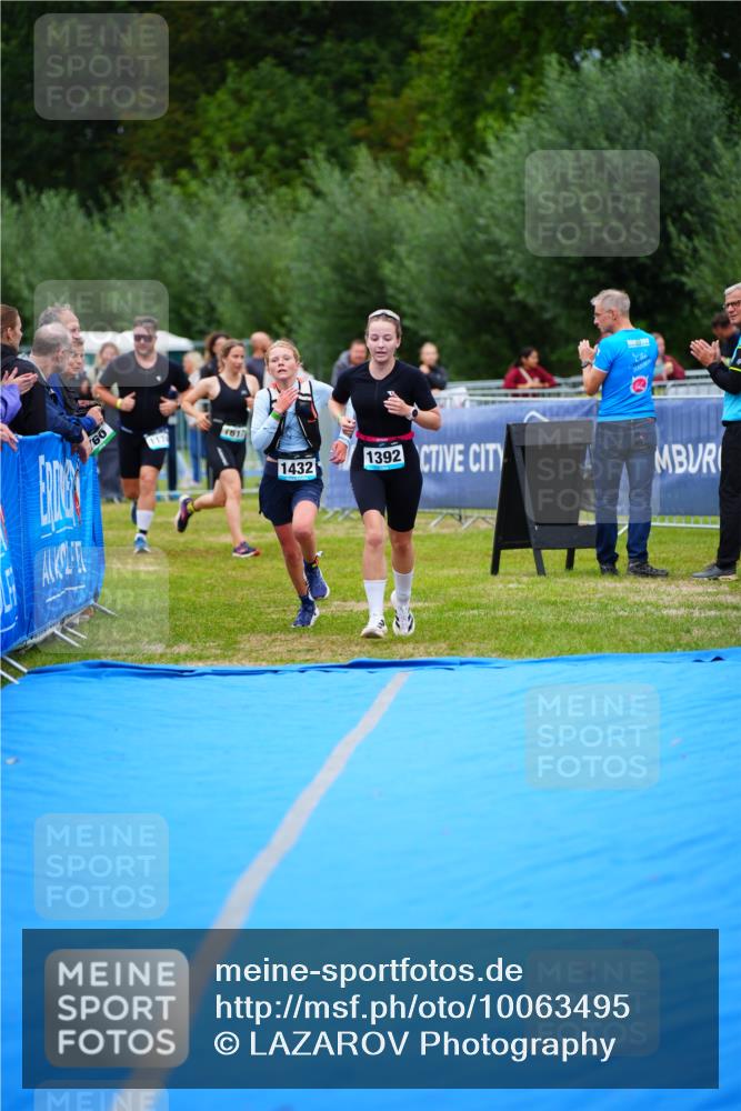 30.08.2026 - Elbe Triathlon Hamburg LAZAROV Photography http://msf.ph/oto/10063495 30.08.2026 11:56:23 Ziel 1174, 1392, 1432 meine-sportfotos.de