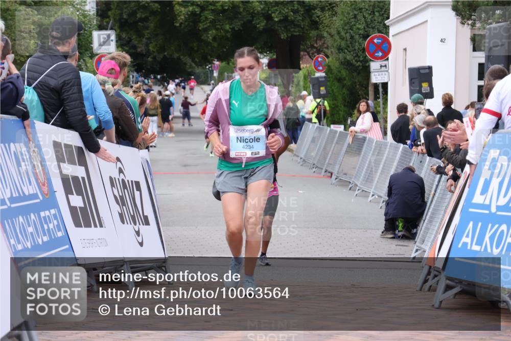 30.08.2026 - Blankeneser Heldenlauf Lena Gebhardt http://msf.ph/oto/10063564 30.08.2026 12:39:05 Ziel 4234, 4279 meine-sportfotos.de