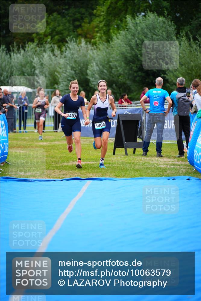 30.08.2026 - Elbe Triathlon Hamburg LAZAROV Photography http://msf.ph/oto/10063579 30.08.2026 11:57:35 Ziel 1403, 1404 meine-sportfotos.de