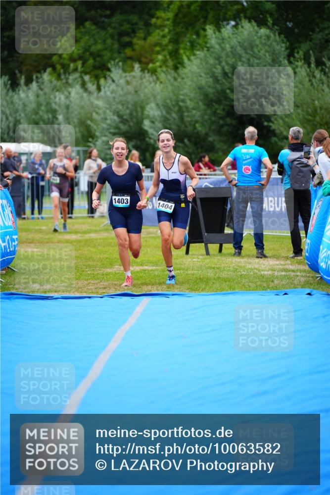 30.08.2026 - Elbe Triathlon Hamburg LAZAROV Photography http://msf.ph/oto/10063582 30.08.2026 11:57:35 Ziel 1403, 1404 meine-sportfotos.de