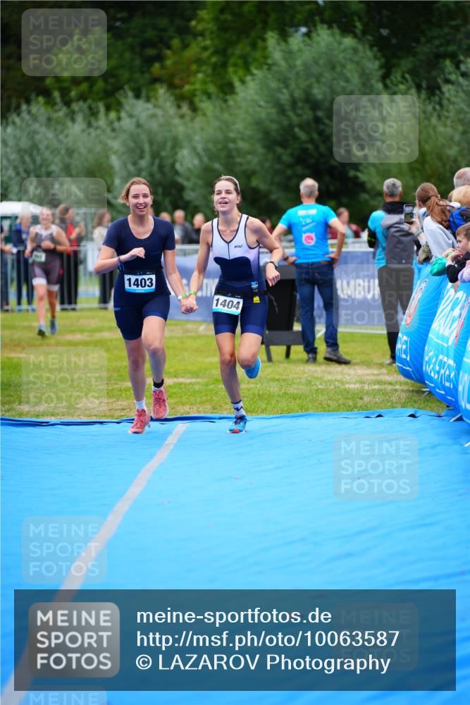 30.08.2026 - Elbe Triathlon Hamburg LAZAROV Photography http://msf.ph/oto/10063587 30.08.2026 11:57:36 Ziel 860, 1403, 1404 meine-sportfotos.de