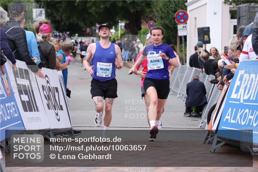 30.08.2026 - Blankeneser Heldenlauf Lena Gebhardt http://msf.ph/oto/10063657 30.08.2026 12:39:48 Ziel 4043, 4142, 4222 meine-sportfotos.de