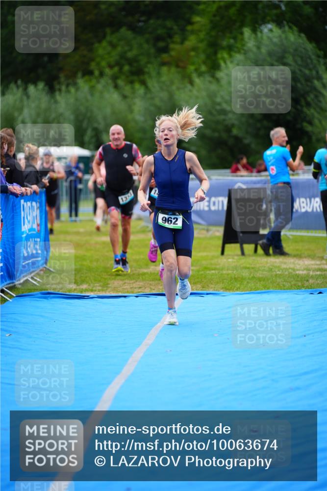 30.08.2026 - Elbe Triathlon Hamburg LAZAROV Photography http://msf.ph/oto/10063674 30.08.2026 11:58:06 Ziel 901, 962, 1333, 1443, 1458 meine-sportfotos.de