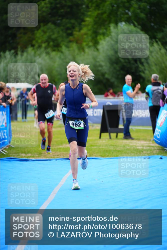 30.08.2026 - Elbe Triathlon Hamburg LAZAROV Photography http://msf.ph/oto/10063678 30.08.2026 11:58:07 Ziel 901, 962, 1333, 1443, 1458 meine-sportfotos.de