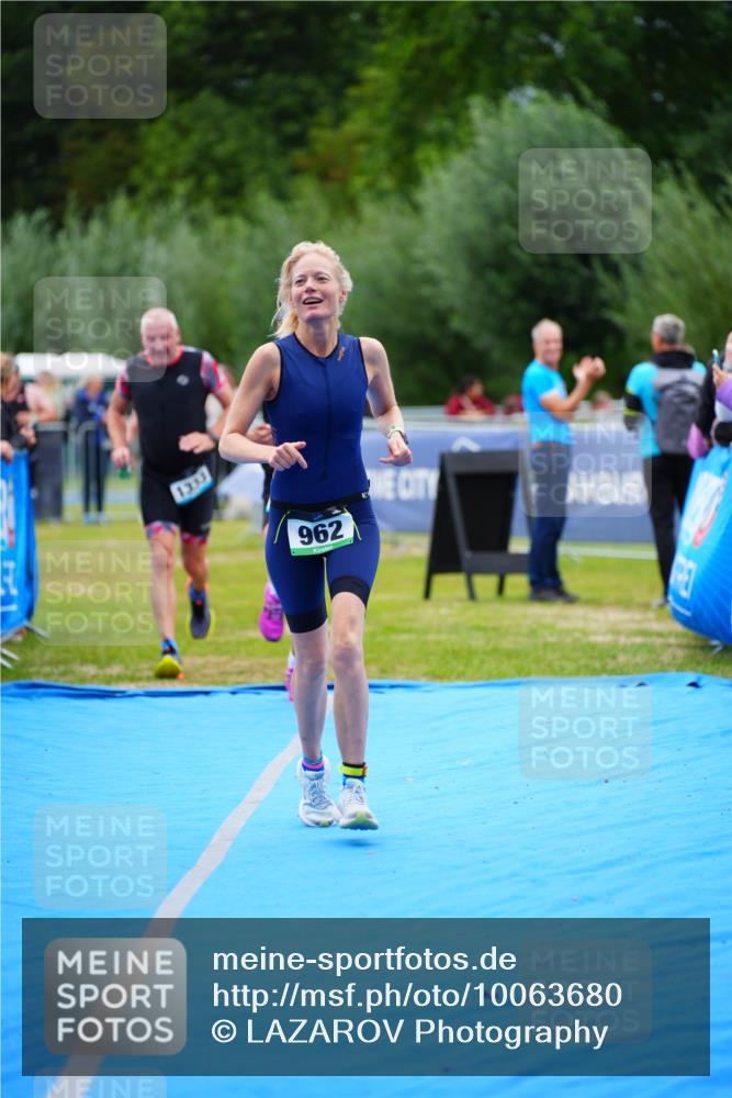 30.08.2026 - Elbe Triathlon Hamburg LAZAROV Photography http://msf.ph/oto/10063680 30.08.2026 11:58:07 Ziel 901, 962, 1333, 1443, 1458 meine-sportfotos.de