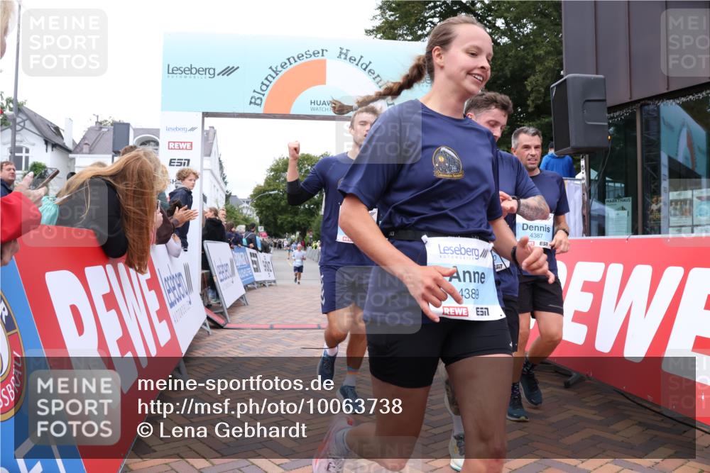 30.08.2026 - Blankeneser Heldenlauf Lena Gebhardt http://msf.ph/oto/10063738 30.08.2026 12:40:10 Ziel 4049, 4387, 4388, 4389, 4390 meine-sportfotos.de
