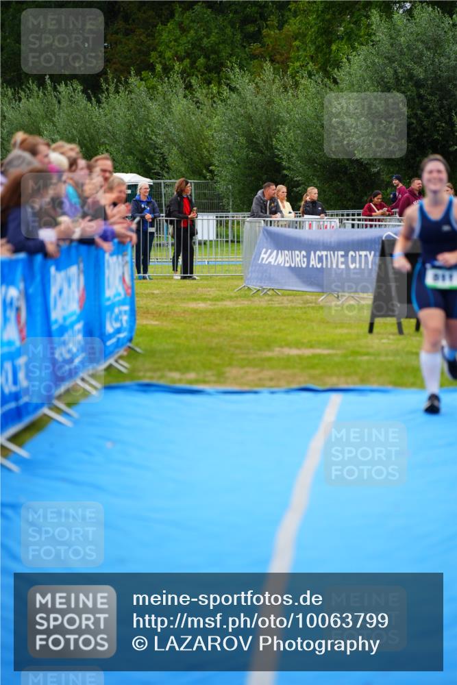 30.08.2026 - Elbe Triathlon Hamburg LAZAROV Photography http://msf.ph/oto/10063799 30.08.2026 11:59:08 Ziel 811 meine-sportfotos.de