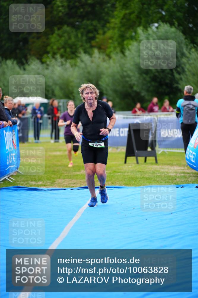 30.08.2026 - Elbe Triathlon Hamburg LAZAROV Photography http://msf.ph/oto/10063828 30.08.2026 11:59:27 Ziel 785, 859, 1131 meine-sportfotos.de