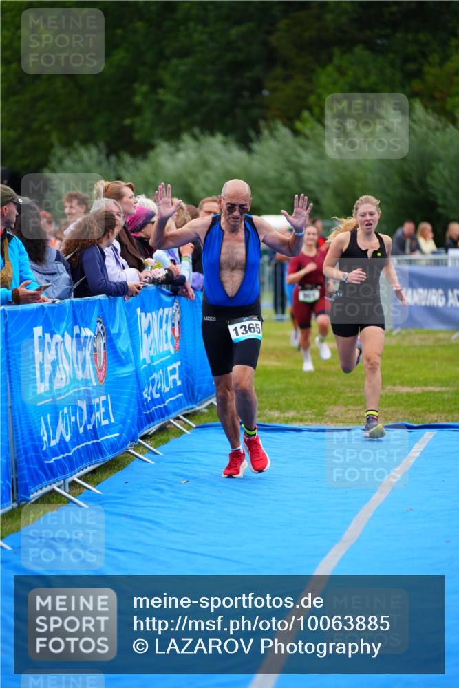 30.08.2026 - Elbe Triathlon Hamburg LAZAROV Photography http://msf.ph/oto/10063885 30.08.2026 12:00:11 Ziel 801, 1365, 1551 meine-sportfotos.de