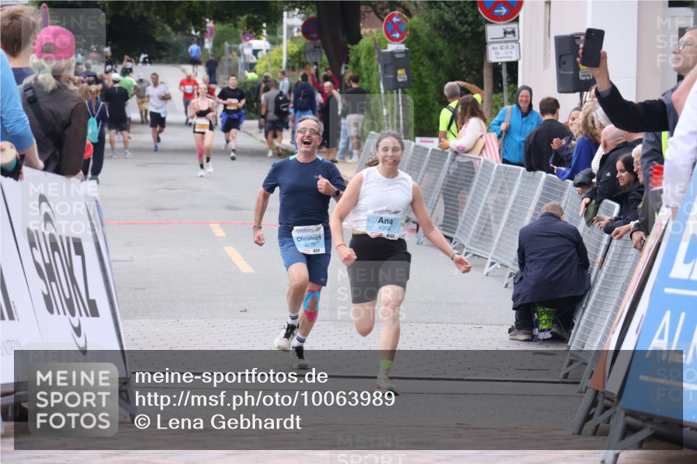 30.08.2026 - Blankeneser Heldenlauf Lena Gebhardt http://msf.ph/oto/10063989 30.08.2026 12:41:53 Ziel 4046, 4358, 4371 meine-sportfotos.de