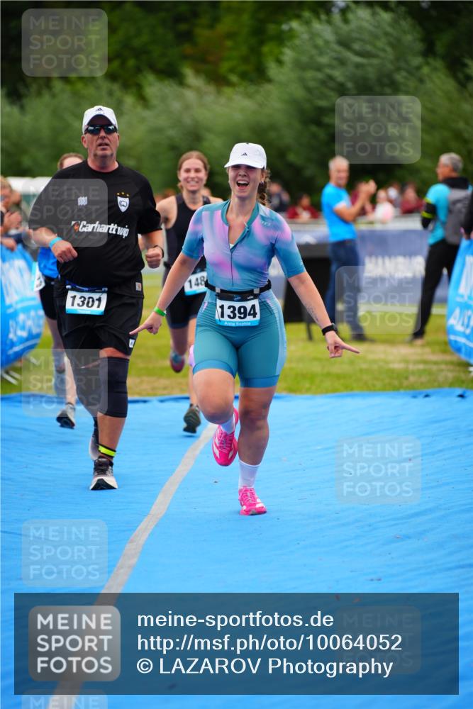30.08.2026 - Elbe Triathlon Hamburg LAZAROV Photography http://msf.ph/oto/10064052 30.08.2026 12:01:45 Ziel 1301, 1394, 1479, 1480 meine-sportfotos.de
