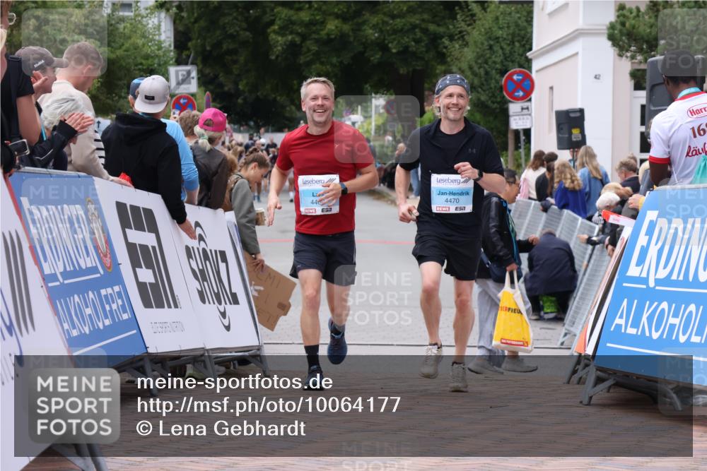 30.08.2026 - Blankeneser Heldenlauf Lena Gebhardt http://msf.ph/oto/10064177 30.08.2026 12:43:25 Ziel 4307, 4308, 4469, 4470 meine-sportfotos.de