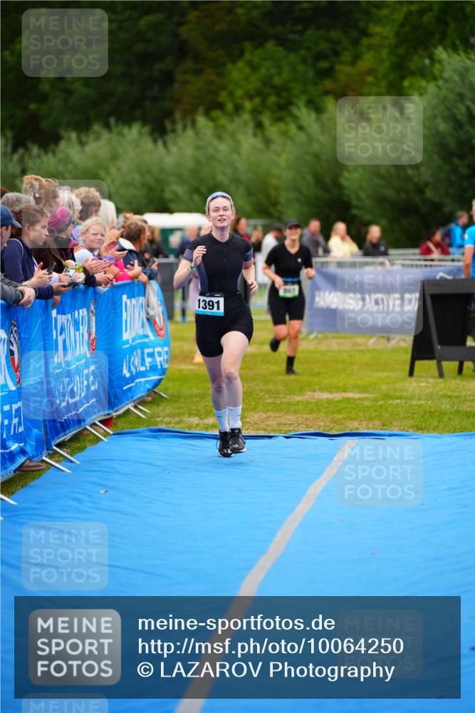 30.08.2026 - Elbe Triathlon Hamburg LAZAROV Photography http://msf.ph/oto/10064250 30.08.2026 12:03:14 Ziel 865, 1391, 1560 meine-sportfotos.de