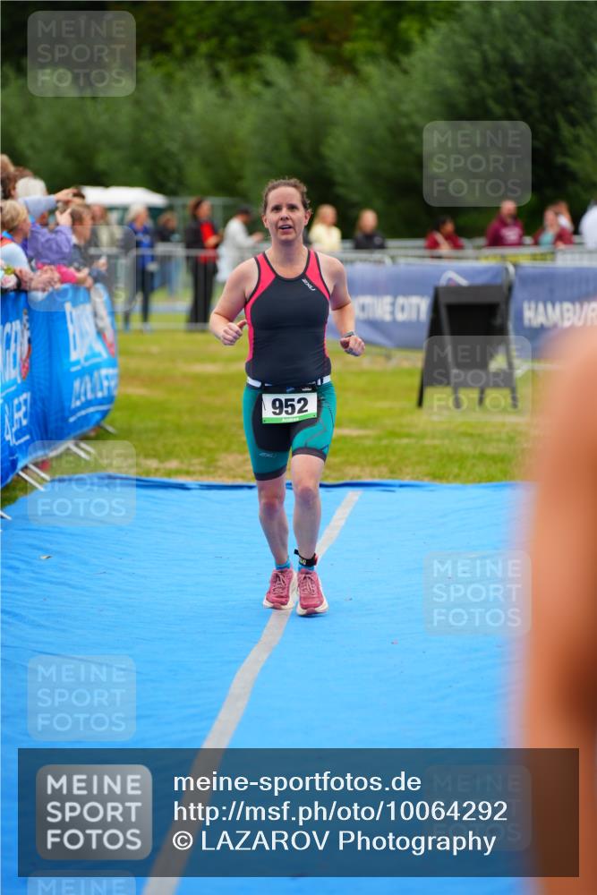 30.08.2026 - Elbe Triathlon Hamburg LAZAROV Photography http://msf.ph/oto/10064292 30.08.2026 12:03:26 Ziel 952 meine-sportfotos.de