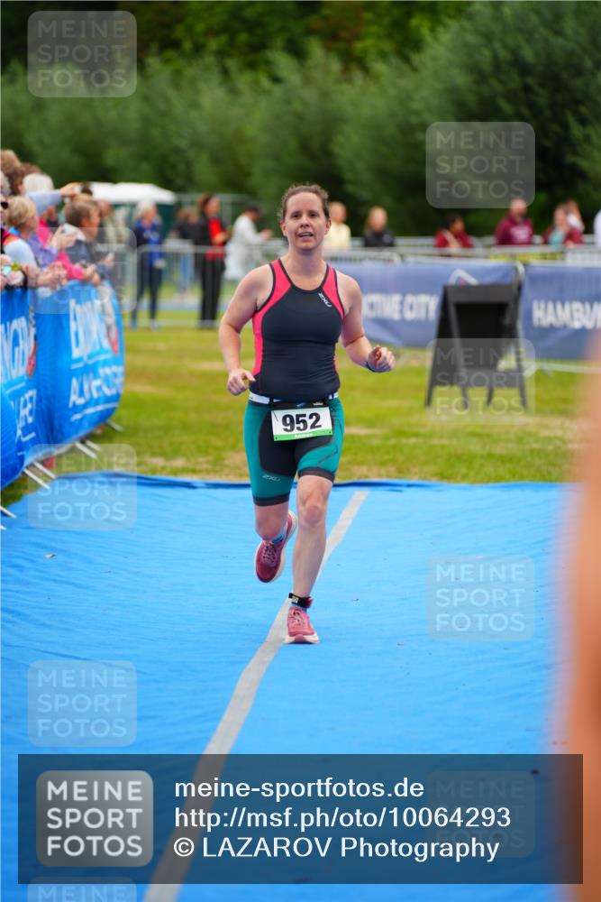 30.08.2026 - Elbe Triathlon Hamburg LAZAROV Photography http://msf.ph/oto/10064293 30.08.2026 12:03:26 Ziel 952 meine-sportfotos.de