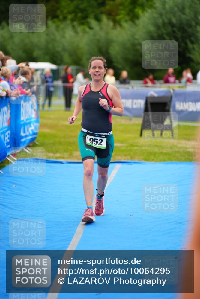 30.08.2026 - Elbe Triathlon Hamburg LAZAROV Photography http://msf.ph/oto/10064295 30.08.2026 12:03:26 Ziel 952 meine-sportfotos.de