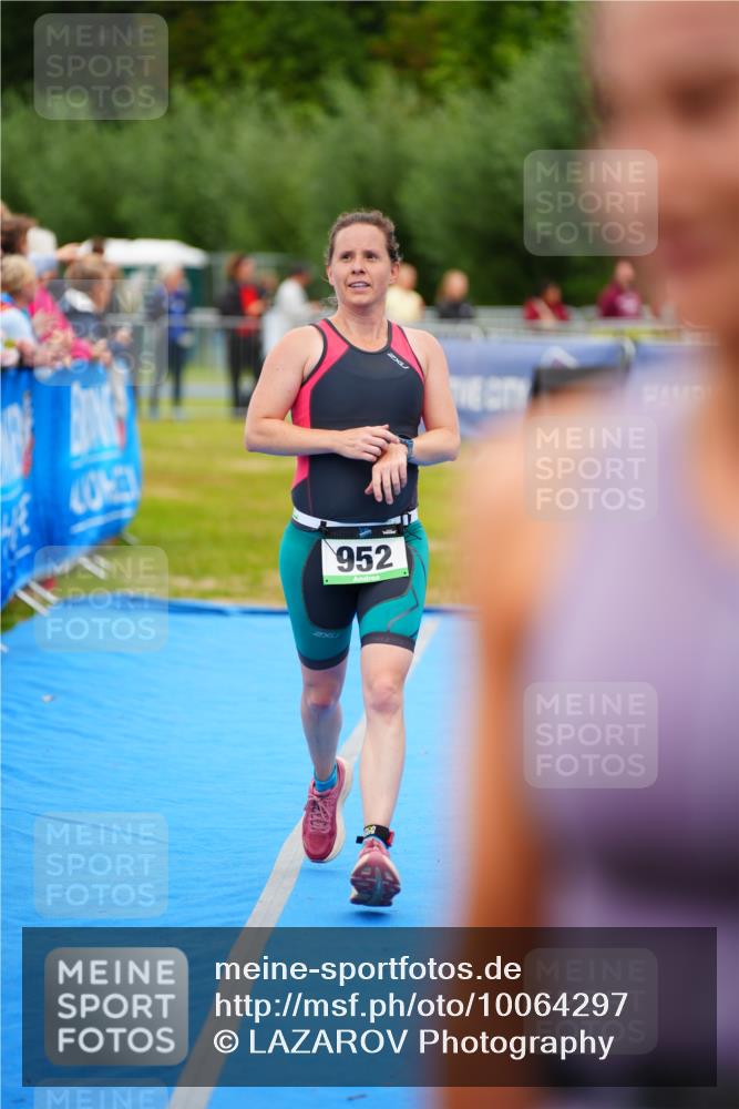 30.08.2026 - Elbe Triathlon Hamburg LAZAROV Photography http://msf.ph/oto/10064297 30.08.2026 12:03:27 Ziel 952 meine-sportfotos.de