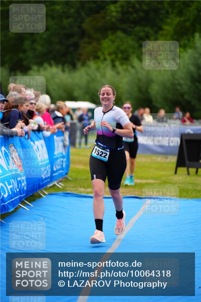 30.08.2026 - Elbe Triathlon Hamburg LAZAROV Photography http://msf.ph/oto/10064318 30.08.2026 12:03:50 Ziel 1466, 1522, 1572 meine-sportfotos.de