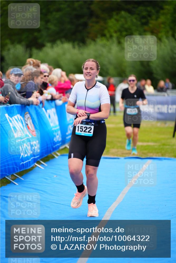 30.08.2026 - Elbe Triathlon Hamburg LAZAROV Photography http://msf.ph/oto/10064322 30.08.2026 12:03:51 Ziel 1466, 1522, 1572 meine-sportfotos.de