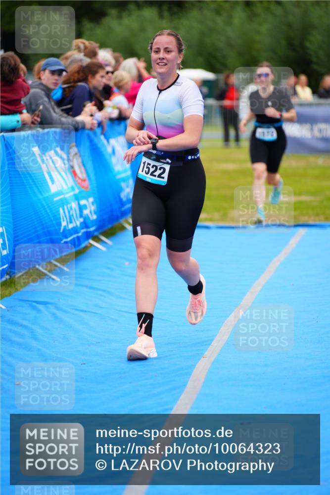 30.08.2026 - Elbe Triathlon Hamburg LAZAROV Photography http://msf.ph/oto/10064323 30.08.2026 12:03:51 Ziel 1466, 1522, 1572 meine-sportfotos.de
