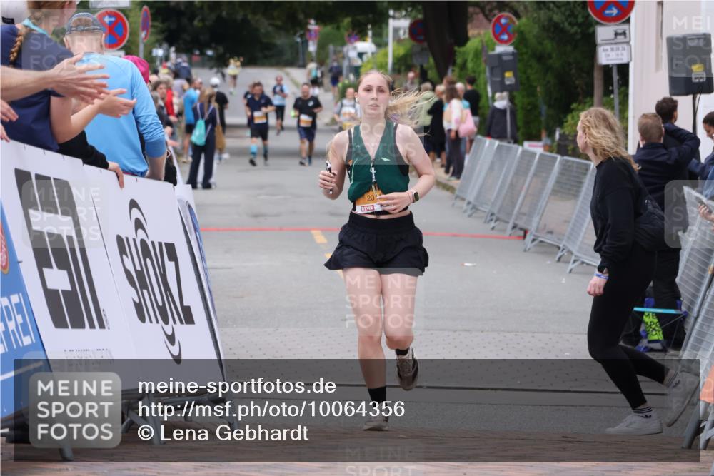 30.08.2026 - Blankeneser Heldenlauf Lena Gebhardt http://msf.ph/oto/10064356 30.08.2026 12:44:39 Ziel 2011, 4172 meine-sportfotos.de
