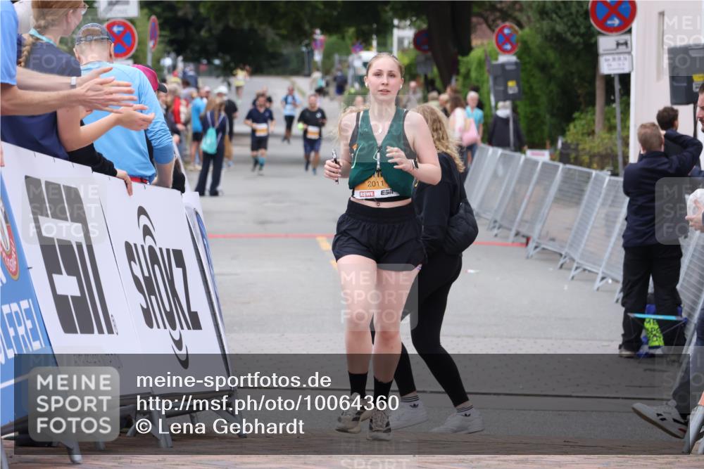 30.08.2026 - Blankeneser Heldenlauf Lena Gebhardt http://msf.ph/oto/10064360 30.08.2026 12:44:39 Ziel 2011, 4172 meine-sportfotos.de